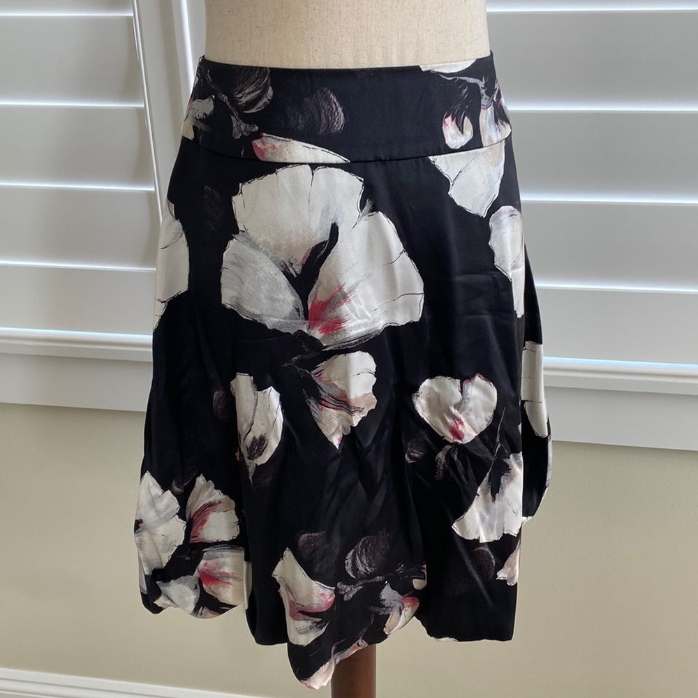 Sz 0 White House Black Market silk floral bubble skirt